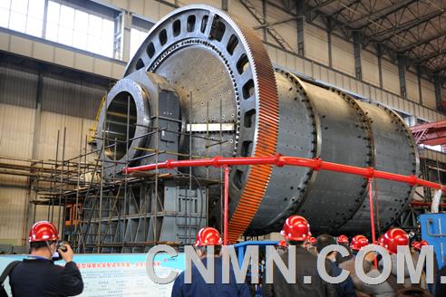 12月3日上午,由中信重工機械股份有限公司為青海黃河礦業夏日哈木鎳鈷礦研制的大型礦用設備:直徑9.75×4.88米半自磨機、直徑7×11.5米球磨機,在河南洛陽總部順利完成工廠試車并交付用戶。