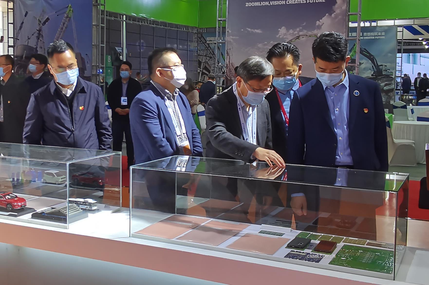 11月19日-22日，2021世界制造業(yè)大會在安徽合肥舉辦。安徽銅冠銅箔集團公司本次主要展出新研發(fā)的銅箔產(chǎn)品&mdash;&mdash;4.5微米高抗拉強度鋰電池用銅箔和5G通訊用RTF銅箔，作為銅箔行業(yè)領(lǐng)先技術(shù)進行展品宣傳。