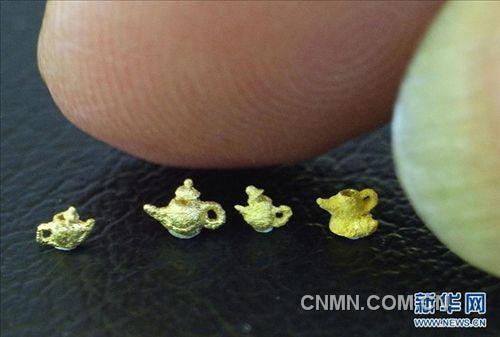這是陳逢顯雕刻的&ldquo;黃金茶壺&rdquo;，每只壺尺寸約為0.2厘米（11月23日攝）。