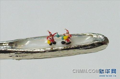 這是陳逢顯雕刻在繡花針孔上的&ldquo;圣誕老人&rdquo;（11月23日攝）。