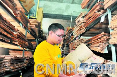 張立的報紙庫如同舊報資料室，這一&ldquo;懷舊產業&rdquo;為他淘來每月近萬元的收入。