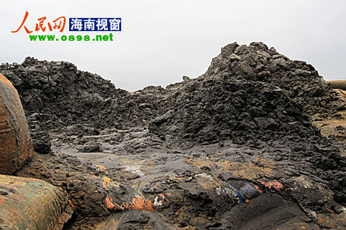 此時,來自湖南來此打工的夫妻倆正在辛勤的工作,從礦坑上往下看,許先生的妻子被“圍”著在操作抽水機,看起來十分危險。至于是否擔心自身的安全,“我們剛來沒多久,只要有活就做,老板一個月給我們2千多塊錢的工資。”許先生說。被問及是老板姓名及公司名稱時,許先生則是一問三不知。