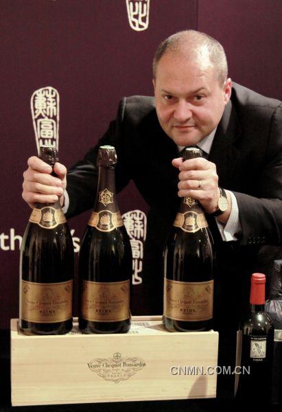 蘇富比亞洲區(qū)洋酒部主管樓柏禮(Robert Sleigh)及凱歌酒莊(Veuve Clicquot)直遞1921、1929及1947年珍罕歷史性年份香檳。