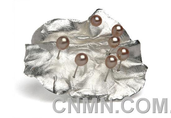 滕菲 戲珠 銀、珍珠 直徑3－4cm 2009