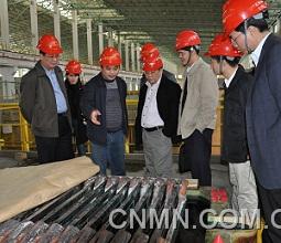 調研組在再生金屬公司熔煉分廠實地調研,范翔副總認真講解生產過程