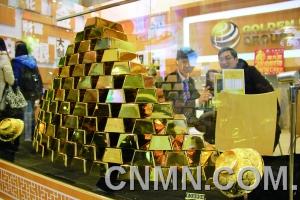 參展的金行在現(xiàn)場(chǎng)展臺(tái)用金磚壘出小&ldquo;金字塔&rdquo;，吸引了眾多投資者的目光。
