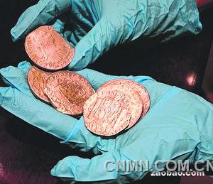 和&ldquo;圣母號&rdquo;一起在1804年沉入海底的金銀幣共有近60萬枚。（路透社）