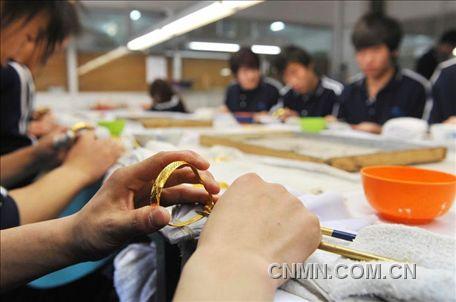 手鐲的最后工序&ldquo;拋光與壓光&rdquo;。