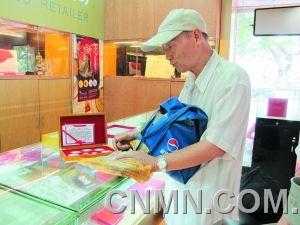 廣州市民李伯以1960元所謂優惠價郵購的《黨的歲月》紀念幣（含5枚銀幣2枚金幣）被鑒定為贗品。這套假幣同時偽造了收藏證書和檢驗報告