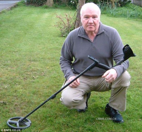 60歲的庫珀，正是他在柴郡桑德巴奇一名農(nóng)民的田里地發(fā)現(xiàn)了黃金胸針