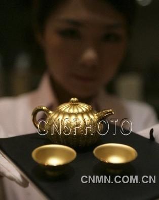 7月11日，&ldquo;故宮心經錦囊壺&rdquo;和&ldquo;心經金碗&rdquo;正式亮相北京菜百。由故宮博物院與國金黃金集團聯合出品的此套&ldquo;品茶&rdquo;器皿，采用999純黃金的傳統制金工藝和現代工藝制成。&ldquo;故宮心經錦囊壺&rdquo;重260克，首次以故宮館藏珍品&ldquo;乾隆&middot;綠漆地描金瓜棱壺&rdquo;為原型，精工創造。&ldquo;心經金碗&rdquo;重25克，刻有《般若波羅蜜心經》，共268個字。