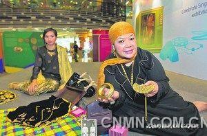 頌賽依德（右）年輕時便開始收藏馬來金飾，黃金對她來說是財富的象征，也可作為傳家之寶，代代相傳。