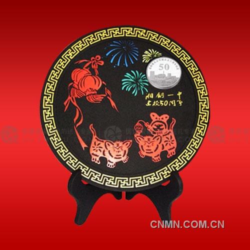 民俗剪紙純金紀念幣鑲嵌炭雕擺件