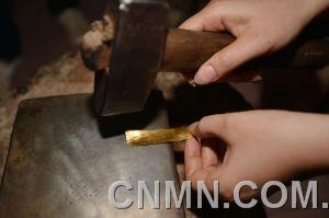 金箔鍛造大部分工序都需要人工操作，所以對(duì)技術(shù)要求很高。砸金片要求極高，有一錘沒(méi)砸好，一天的工作就可能白費(fèi)掉。