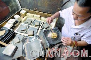 經(jīng)過(guò)打壓的金箔需要烏金紙包著放進(jìn)爐里烘干。