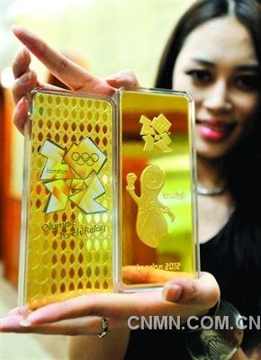模特展示兩塊各1000克倫敦奧運金條，每條價值人民幣近60萬元。