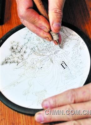 有圖的紙樣貼于木板上，再用小刀沿著線條開槽，手上的力度是開槽的關(guān)鍵要素