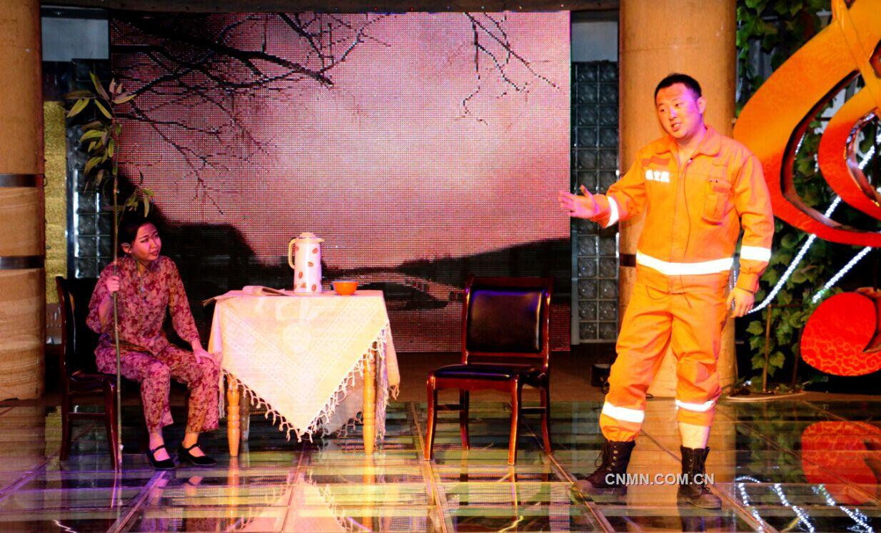 　說學逗唱展示員工風采，歡聲笑語感悟曲藝魅力。為豐富職工文化生活，展示職工風采，陶冶職工情操，促進企業群眾性文化活動廣泛開展。8月18日晚，由金川集團公司群工部、曲藝協會舉辦的首屆&ldquo;南腔北調樂金川&rdquo;職工相聲、小品、幽默劇大賽在金川公司職工文化中心舉行。大賽在小品《餃子》中拉開帷幕，隨后相聲《文山書海》、快板書《六十六歲劉老六》、脫口秀《戲說方言》、小品《新時代礦工》、《南山南》等作品依次登臺表演。來自公司機關部室及二級單位的20多名選手參加了此次比賽，參演作品主題突出、特色鮮明，情感豐富，幽默風趣，或以正面渲染給人感動，或通過反面襯托給予警示，引發了觀眾的強烈共鳴。