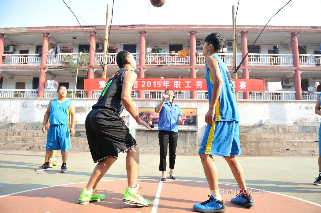 9月14日，河南豫光金鉛集團(tuán)有限責(zé)任公司2015年職工男子籃球賽開賽，公司工會主席李文利為比賽開球。在身為籃球城市的濟(jì)源，企業(yè)里競技氛圍也十分濃厚，這次比賽，豫光集團(tuán)16支基層工會全部排出代表隊參加，展開激烈的角逐，在這個秋季里，展現(xiàn)員工們的運(yùn)動風(fēng)采。