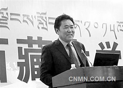  適逢西藏自治區50歲生日，記者在拉薩見到了多吉，作為我國首位中國工程院藏族院士，也是西藏地區唯一一位院士，多吉院士已從地質勘探一線退居12年，一直從事地質相關的管理工作，目前是自治區人大常委會副主任兼任自治區國土資源廳總工程師。