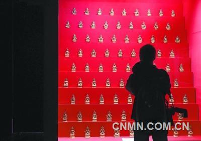 明天是故宮博物院90歲的生日，&ldquo;揭秘&rdquo;成為其為公眾準備的一份厚禮：一度被傳為靈異事件高發區的&ldquo;后宮&rdquo;，即慈寧宮和壽康宮領銜的西路區域將 對外開放，故宮首座開放的佛堂也在其中；宮里歲數最小的寶蘊樓將回溯故宮寶貝南遷北返往事；午門&mdash;雁翅樓將聯合重現帝后過壽的盛景，連乾隆給母親過壽的菜 單都被翻騰出來了；東華門揭秘最徹底，用科技和文物講述故宮是如何搭建的。