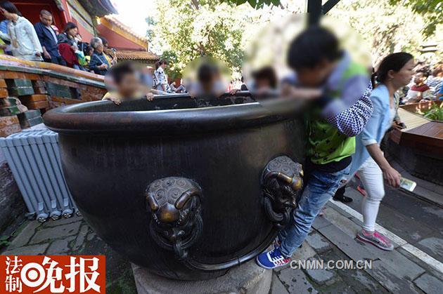 9月13日傍晚，故宮就社會(huì)關(guān)注的故宮銅缸被游客刻字秀恩愛(ài)事件進(jìn)行回應(yīng)，嚴(yán)厲譴責(zé)這一不文明行為，并稱(chēng)故宮博物院已就此事件向公安機(jī)關(guān)報(bào)案。