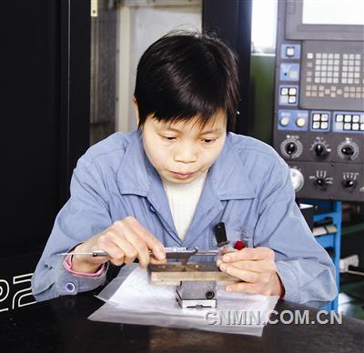 自貢硬質合金有限責任公司模具分廠數控銑技師黃桂英，近日被全國總工會評為&ldquo;五一巾幗標兵&rdquo;。身高只有1.55米的她，站在兩米多高的大型機床旁邊，個子更顯矮小瘦削。她也不善言辭，同事對她的評價就是普通、實在。