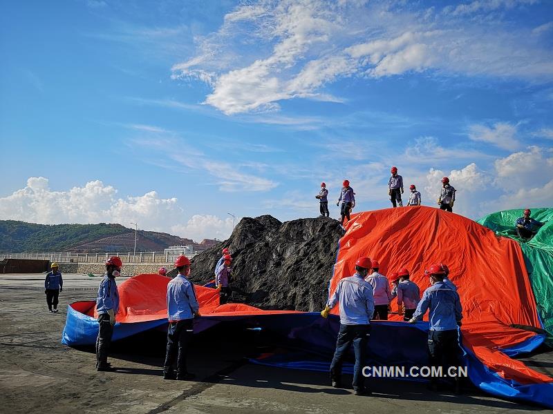 為避免天氣影響造成銅精礦損失和水分增加，進(jìn)一步加大保護(hù)沿海地區(qū)生態(tài)環(huán)境力度，中鋁東南銅業(yè)有限公司渣選廠組織黨員帶領(lǐng)群眾，同心協(xié)力，相互配合，為露天存放的銅精礦覆蓋篷布。紅色安全帽與篷布、藍(lán)色工作服與天空交相輝映，在作業(yè)現(xiàn)場(chǎng)筑成了一道亮麗的風(fēng)景線。