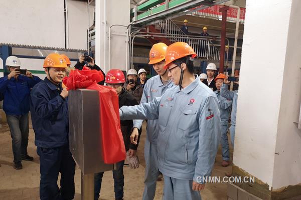 3月14日，湖南有色金屬控股集團有限公司銅鉛鋅產業基地鋅電解首輪出裝槽作業如期而至。9∶36，湖南有色副總經理，株冶集團董事長、黨委書記黃忠民按下按鈕，剝鋅機干凈利落地鏟下了第一片析出鋅片，標志著鋅項目主流程全線拉通并成功產出合格析出鋅。