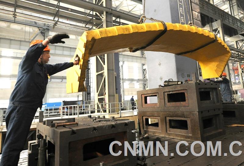 日前，中信重工機(jī)械股份有限公司與目前世界上最大的礦山、工程機(jī)械和建筑機(jī)械生產(chǎn)商簽訂新一批鏟斗頭部鑄件合同。