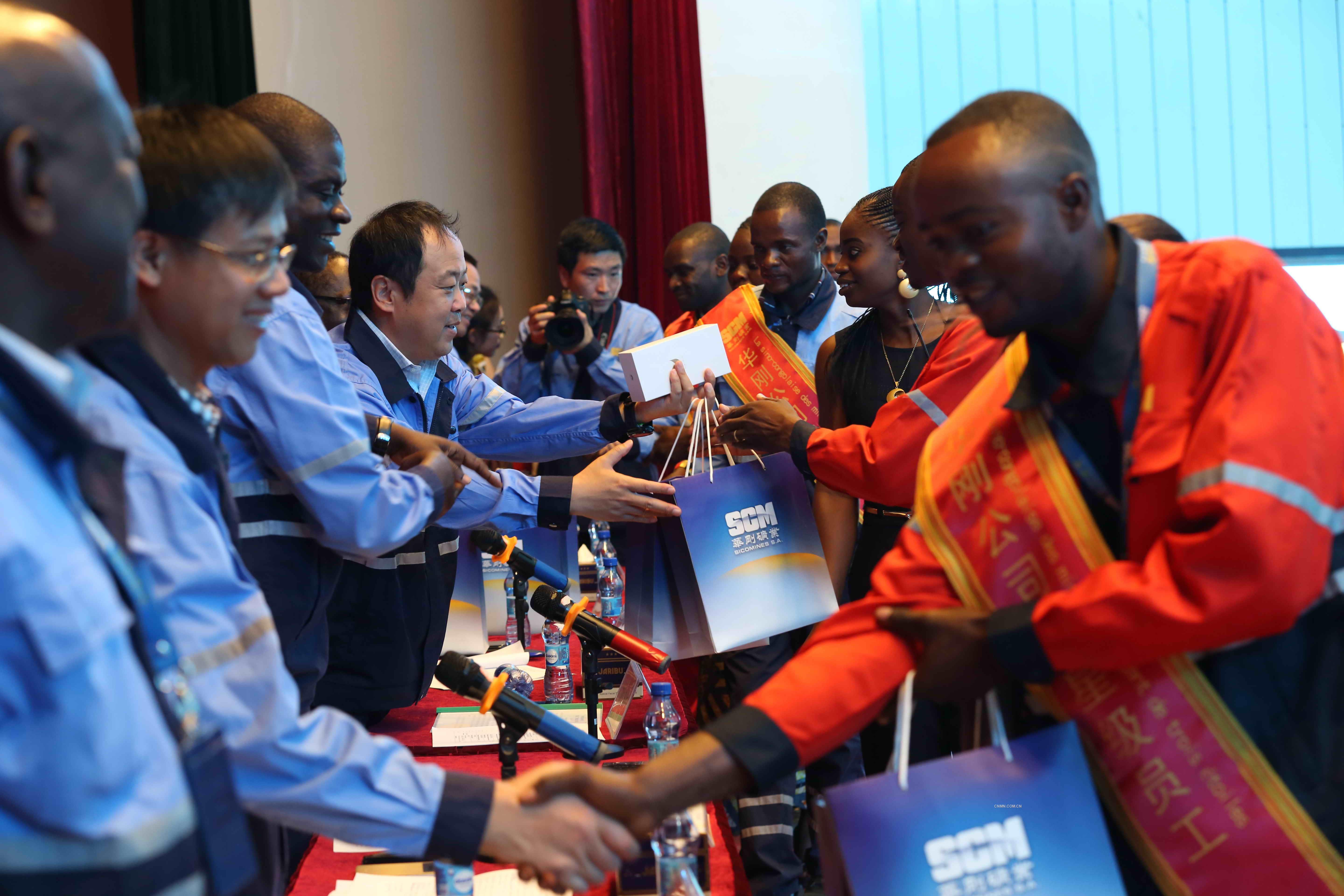 華剛礦業(yè)星級(jí)員工和家屬共同見(jiàn)證中非合作共贏