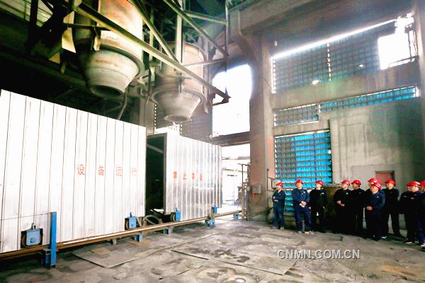 葫蘆島有色鉛鋅密閉鼓風爐系統自去年創造鼓風爐休風周期20天、精餾塔開動長達942天的行業最好水平以來，在生產安全穩定運行的基礎上，堅持以設備改造為抓手，強力推動節能降耗，讓這套運行了13年的鉛鋅冶煉生產系統挖出了新潛力，煥發了新活力，為鉛鋅鼓風爐系統高質量運行打下了更加堅實的基礎。