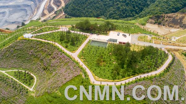 格桑花、杜鵑花、茶花&hellip;&hellip;江銅集團德興銅礦楊桃塢山頭姹紫嫣紅、山花爛漫。這里曾是一片不毛之地，堆滿廢石，寸草難生。如今，運用生態修復的最新技術，裸露的山頭涅槃成為生態公園。