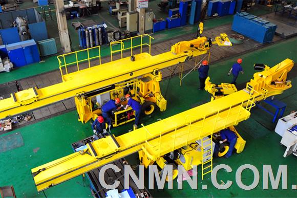 中信重工生產(chǎn)的第6臺和第7臺機(jī)械手_副本