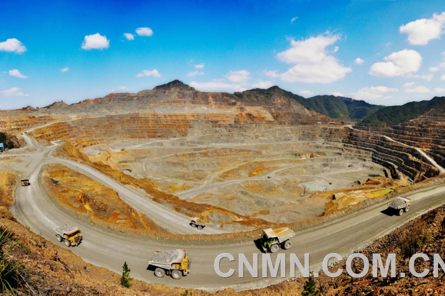 江銅德興銅礦是國內現已開采的最大露天銅礦山，年產銅金屬約16萬噸，占全國礦產銅的十分之一。圖為德興銅礦采礦作業面。（江銅供圖）攝影：胡敦煌