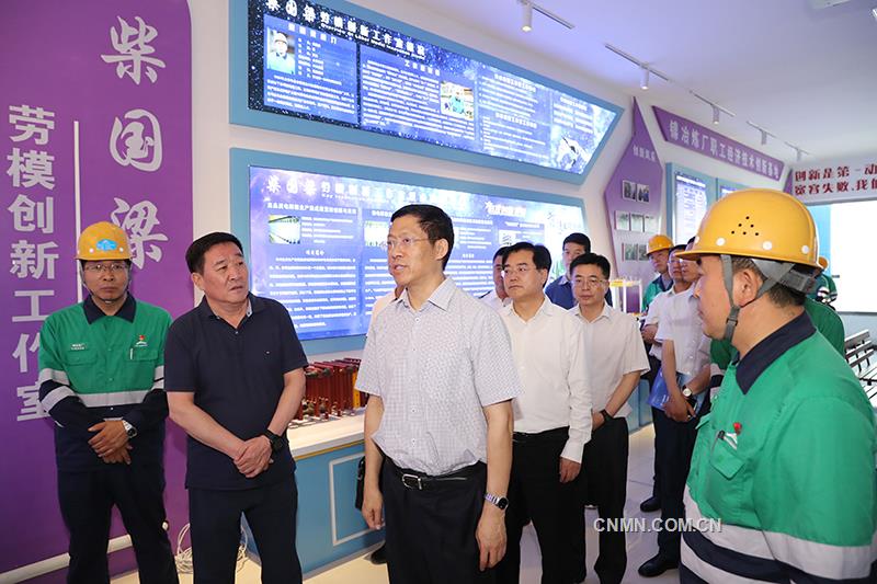 7月29日，甘肅省委常委、政法委書記胡焯到金川集團公司調研。公司黨委書記、董事長王永前，公司總經理、黨委副書記李尚勇，黨委副書記姚維信，金昌市委書記王建太，市委常委、政法委書記孟有柱等陪同調研。