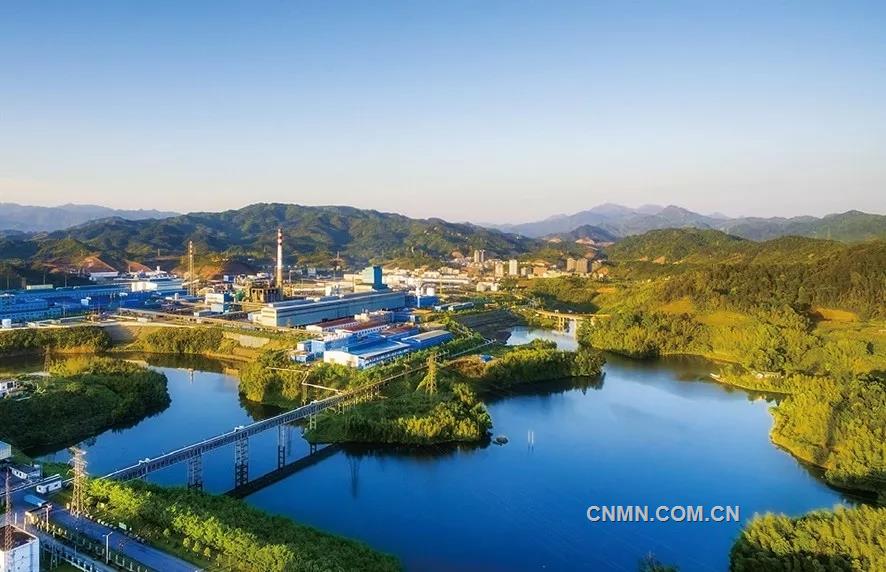 紫金人用獨(dú)到的眼光創(chuàng)造了紫金“銅”話,這個(gè)“銅”話故事里面有風(fēng)險(xiǎn)、有挑戰(zhàn),但無疑,更有錢可賺。“全球上市公司2000強(qiáng)”“中國(guó)500強(qiáng)”等榮譽(yù)不是大風(fēng)刮來的,而是紫金礦業(yè)堅(jiān)持戰(zhàn)略自信、能力自信、文化自信,搶抓機(jī)遇、百折不撓的結(jié)果。