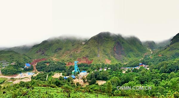 日前,中國銅業有限公司在所屬云南馳宏鋅鍺股份有限公司的瀾滄老廠發現斑巖型銅銀礦化。根據這一新的重大發現,中國銅業已著手布置對瀾滄老廠斑巖型銅銀礦開展系統性地梳理、研究和地質勘查,以期能取得地質理論和找礦勘查的新的實質性突破。