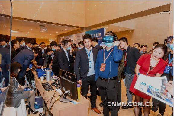 與會代表參觀迪邁展臺