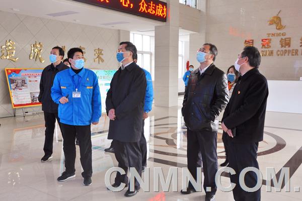 2月14日上午,安徽省政協副主席、安徽省新型冠狀病毒感染的肺炎疫情防控工作第十四督導檢查組組長韓軍(圖中右三)到安徽銅冠銅箔公司督查新冠肺炎疫情防控及復工復產情況。