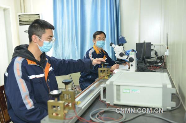 中鋁洛陽銅加工有限公司堅持追蹤最新技術(shù)標(biāo)準(zhǔn),注重科技引領(lǐng)企業(yè)發(fā)展。近日,該公司變更授權(quán)申請的《金屬材料電阻率測量方法》,通過國家認(rèn)證認(rèn)可監(jiān)督管理委員會最新方法標(biāo)準(zhǔn)授權(quán)使用。至此,該公司已有170余項檢測標(biāo)準(zhǔn)獲得國家最新版本標(biāo)準(zhǔn)授權(quán)。