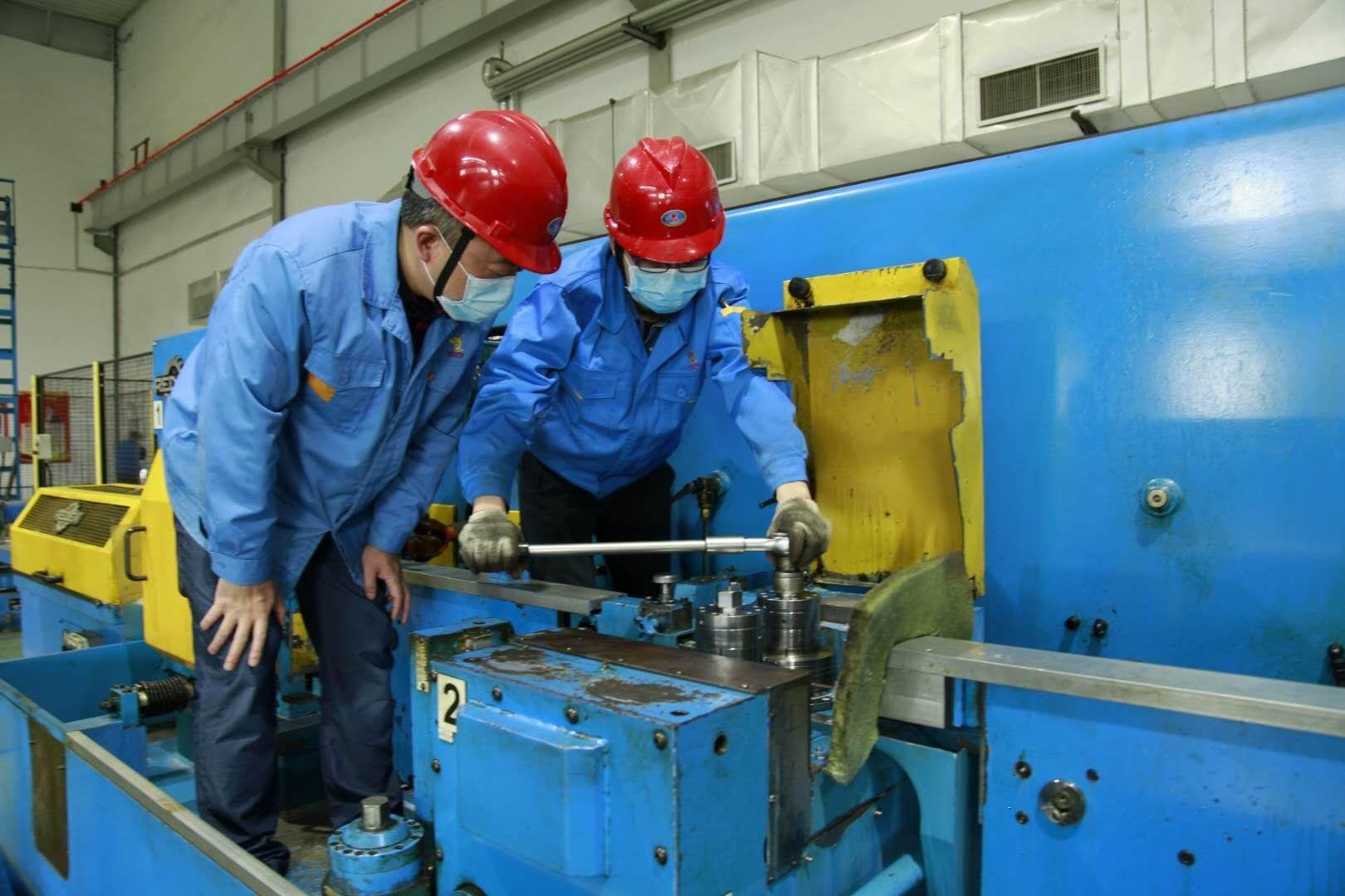 3月23日上午,安徽銅冠銅箔公司換位線工場(chǎng)順利交付3月復(fù)工后的第二筆訂單,這一切除了得益于該工場(chǎng)員工的辛勤勞作,也得益于該工場(chǎng)黨支部及時(shí)成立黨員維修小組,修復(fù)了提供原材料的精軋機(jī)。