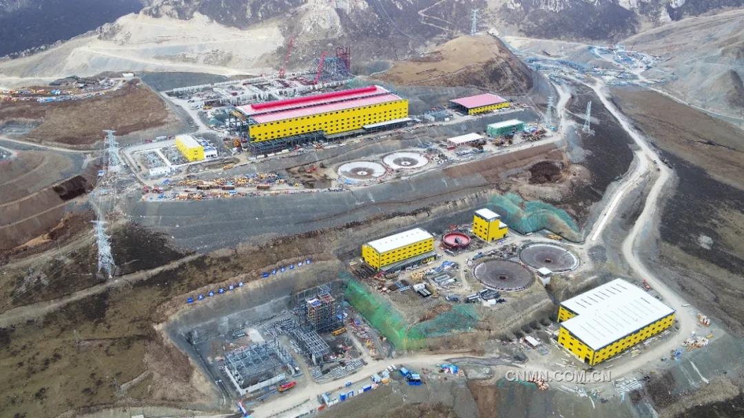 5月26日晚11點，玉龍銅礦改擴建工程建設項目尾礦輸送及回水隧道順利貫通，玉龍銅礦改擴建咽喉工程&mdash;&mdash;破碎站及隧道工程4個隧道就此全部貫通。