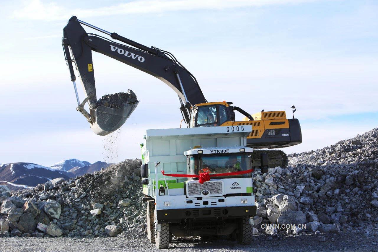 新能源純電動(dòng)礦用自卸車(chē)開(kāi)進(jìn)雪域高原，開(kāi)啟&ldquo;綠色運(yùn)輸&rdquo;新模式，其成本低、無(wú)污染、運(yùn)轉(zhuǎn)快、安全高、智能化的特點(diǎn)，符合礦山未來(lái)高效率、高質(zhì)量發(fā)展趨勢(shì)，體現(xiàn)出西部礦業(yè)集團(tuán)樹(shù)立和踐行&ldquo;綠水青山就是金山銀山&rdquo;理念的決心。