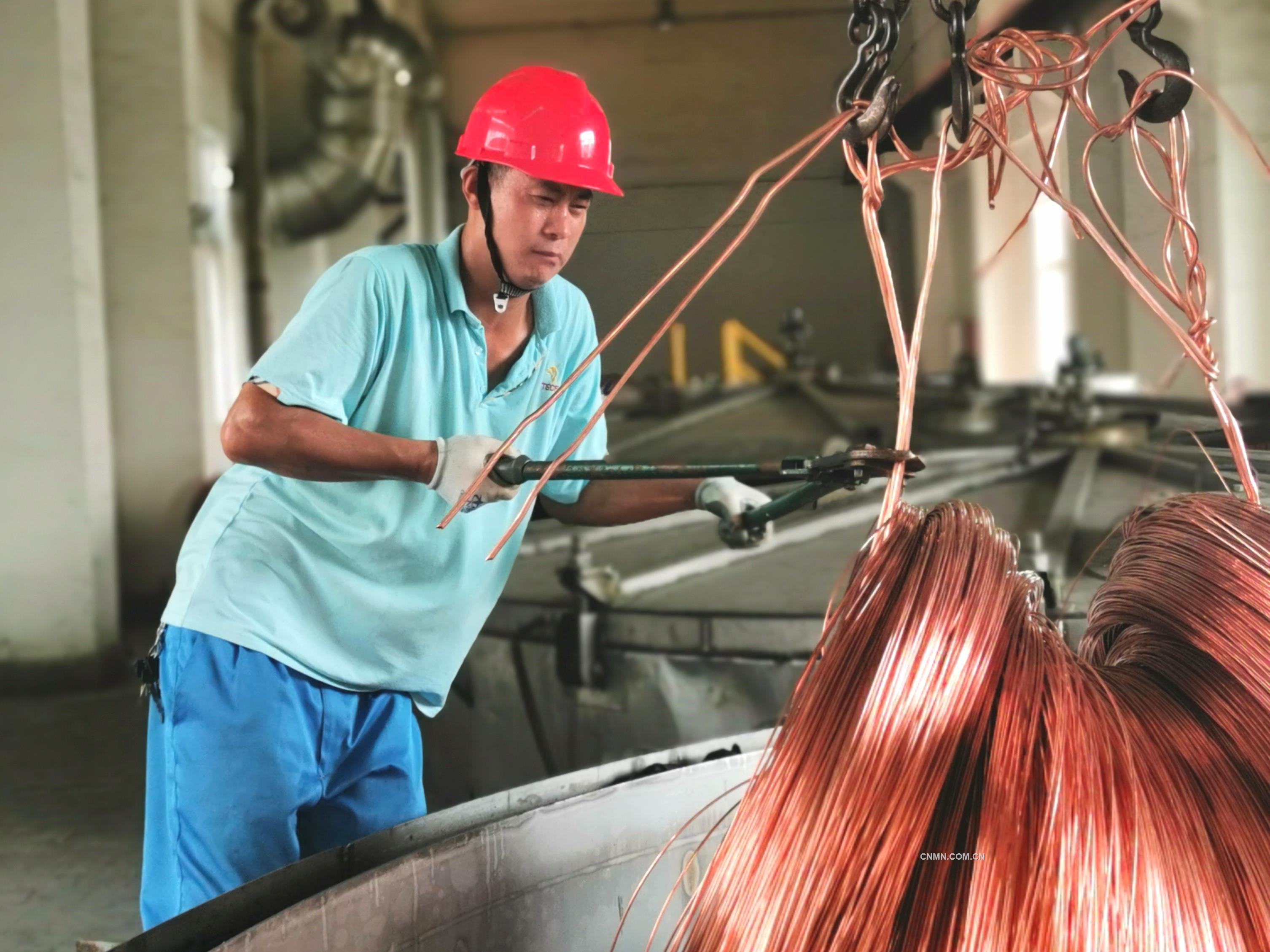 從溶銅工段一路走來，筆者沒有聽到任何人的抱怨，并不是他們習慣了這樣的工作環境，而是將生產任務擺在首位，再惡劣的環境都動搖不了完成生產任務的決心。