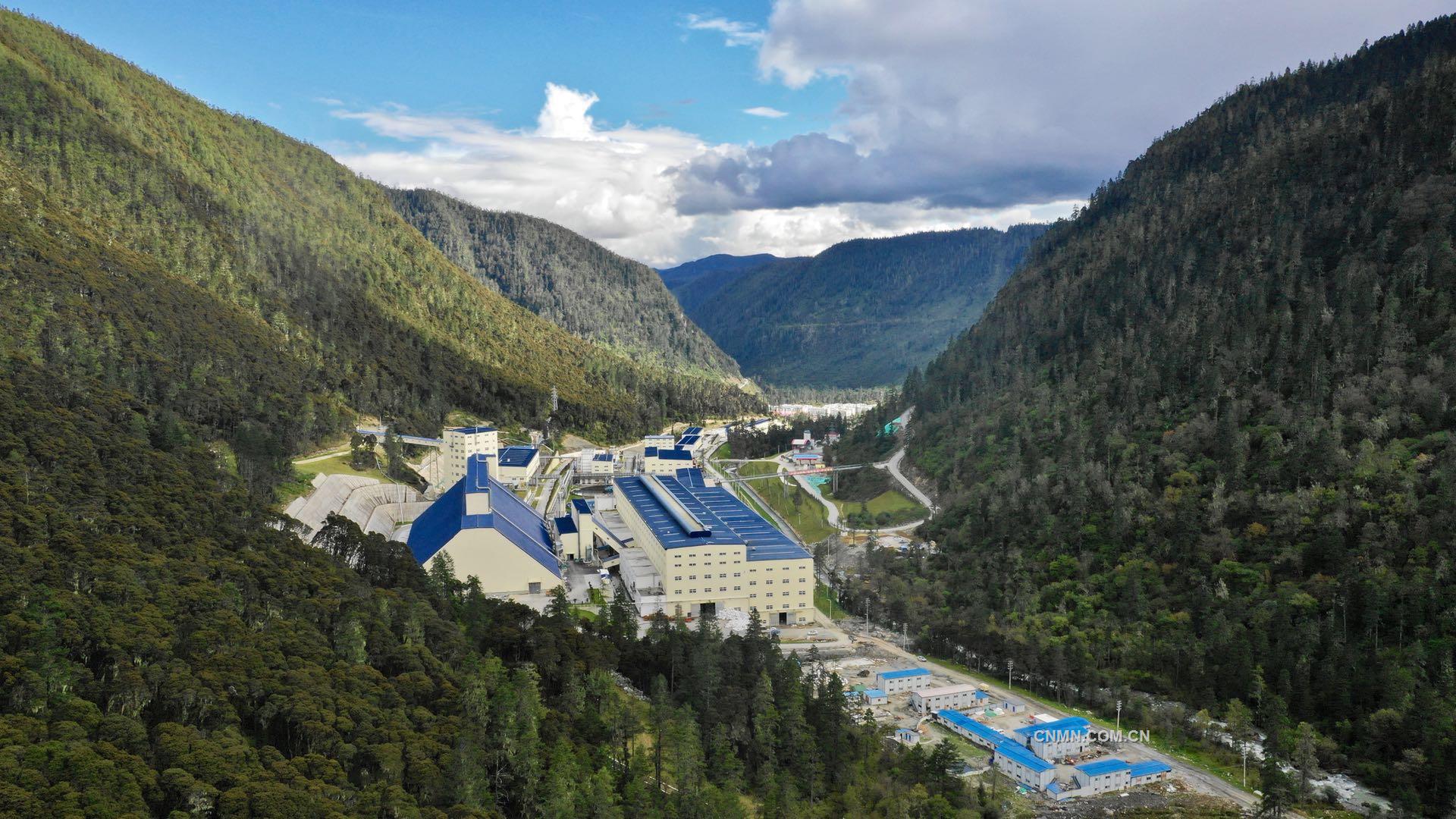 普朗銅礦一期采選工程項目是全國47個整裝勘查區之一和有色金屬工業“十二五”發展規劃的重點項目,礦區現已探獲銅金屬量430萬噸,是一個以銅為主,伴有金、銀、鉬等多種有色金屬的超大型斑巖型銅礦床,是云南省最大的銅資源蘊藏地。