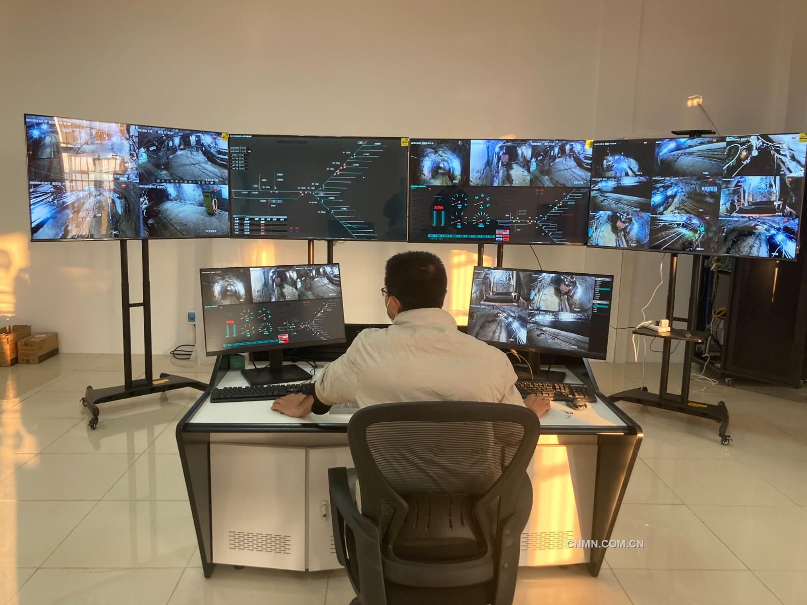 近日,隨著地面控制室內項目調試人員的一鍵啟動,位于井下-650m中段的中金嶺南凡口礦運礦遠程智能管控技術研究及應用項目在進行反復遠程通訊、現場操作等調試工作后,順利遠程啟動電機車并進入試運行。