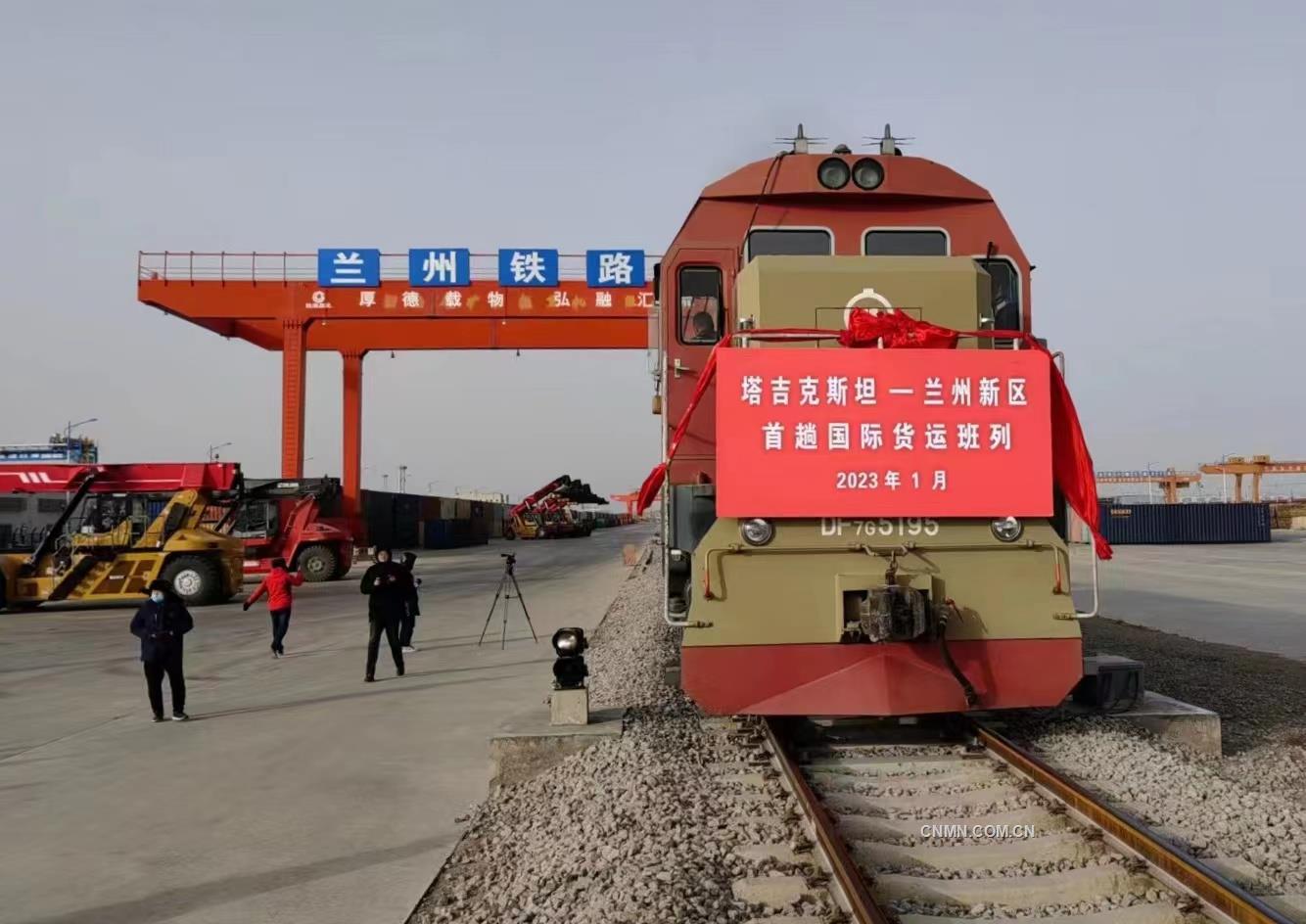 圖為塔鋁金業首批金精礦集裝箱專列到港