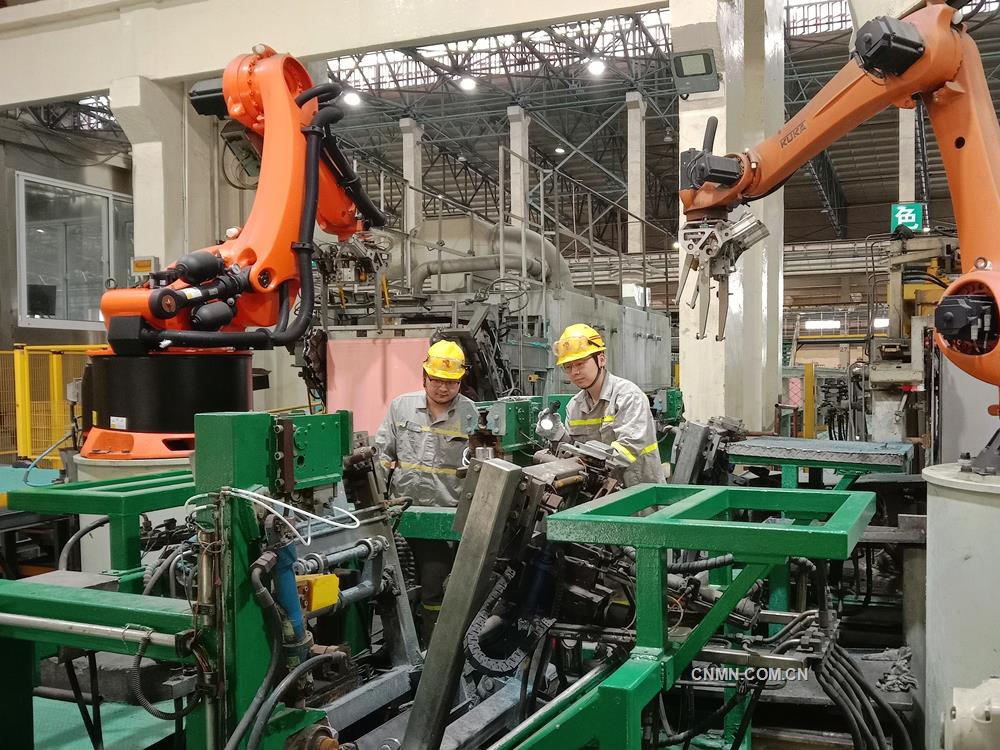 日前，銅陵有色金冠銅業(yè)分公司雙閃電解車間協(xié)同保全點檢人員對電解剝片機組等設(shè)備進行聯(lián)合點檢，及時消除故障隱患，強化設(shè)備日常潤滑維保，不斷鞏固提升設(shè)備作業(yè)效率，保障安全高效生產(chǎn)。