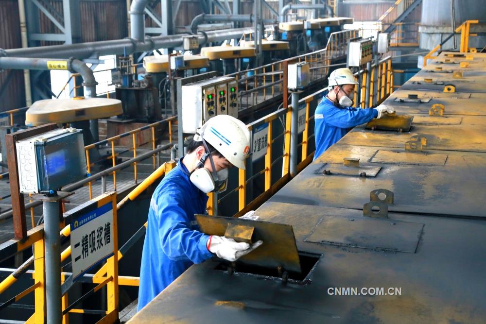 金隆銅業有限公司磨浮工藝的精選槽不是常見的敞開式，而是為每個精選槽焊接封閉的鐵蓋。據了解，為解決浮選生產過程中擴散的藥劑異味，降低浮選機攪拌過程中產生的金屬粉塵對員工身體健康的影響，該公司經過多次試驗，對精選槽進行改造，由敞開式改為全密封式，極大地改善了生產環境，推動企業綠色清潔生產。圖為該公司渣選課磨浮工通過觀測孔察看精選槽內的泡沫生成情況。